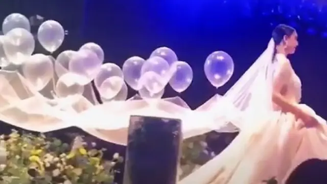 Seorang pengantin gunakan sejumlah balon sebagai pengganti bridesmaid