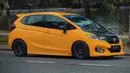 Warna kuning dengan sedikit ornamen biru di kaca depan membuatnya sangat kental nuansa rumah modifikasi Spoon yang biasa menggarap mobil-mobil balap Honda. Perpaduan kuning dan hitam dengan kap mesin carbon membuatnya tampil ala mobil street racing. (Source: Instagram/@jazzfitmalaysia)