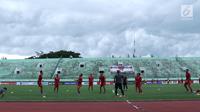 Pemain Persija saat latihan jelang melakoni laga kedua semifinal Piala Presiden 2018 melawan PSMS di Stadion Manahan Solo, Jawa Tengah, Minggu (11/2). Laga akan digelar Senin (12/2). (Liputan6.com/Helmi Fithriansyah)