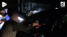 Di sepanjang jalan Trans Sulawesi di kota Majene, mereka menyambut rombongan pengungsi yang meninggalkan kampung halaman mereka pasca bencana gempa dan tsunami bak pahlawan.