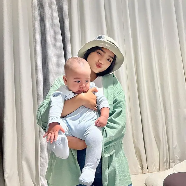 Fuji gendong Rayyanza. (Foto: Instagram/fuji_an)