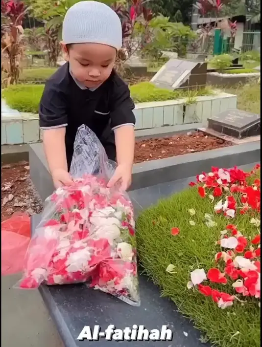 Dua tahun sudah Venessa Angel dan Bibi Ardiansyah orangtua Gala Sky meninggal dunia. Pasangan yang telah dikaruniai seorang anak itu meninggal dunia dalam kecelakaan mobil di Jombang, Jawa Timur. [TikTok/dianaalstri22]