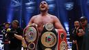 10. Petinju Tyson Fury menang angka atas Wladimir Klitschko pada perebutan gelar juara kelas berat WBA, IBF, IBO dan WBO. Kemenangan petinju Inggris itu mengejutkan karena sebelumnya tidak diunggulkan. (Dailymail.co.uk)