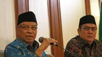 Ketua Umum PBNU Said Aqil Siradj (kiri) saat jumpa pers terkait pembakaran bendera HTI di Kantor PBNU, Jakarta, Rabu (24/10). PBNU menyayangkan aparat keamanan yang kecolongan dengan tidak menindak pengibaran bendara HTI. (Liputan6.com/Herman Zakharia)