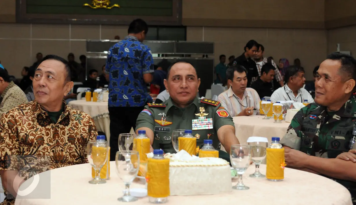 Pangkostrad Letjen Edy Rahmayadi (tengah) bersiap menyampaikan keterangan di Makostrad, Jakarta, Selasa (30/8). Edy Rahmayadi juga menyampaikan visi misinya sebagai Bakal Calon Ketua PSSI periode 2016-2020. (Liputan6.com/Helmi Fithriansyah)