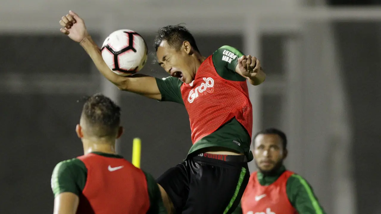 Pemain Timnas Indonesia, Hansamu Yama, menyundul bola saat latihan. (Bola.com/M. Iqbal Ichsan)