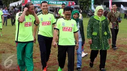 Ketua Umum PKB Muhaimin Iskandar (tengah) berjalan bersama ketua Fraksi DPR RI Ida Fauziyah (kanan) dalam acara HUT ke-17 Fraksi PKB di Kompleks Parlemen, Senayan, Jakarta, Kamis (6/10). (Liputan6.com/JohanTallo)