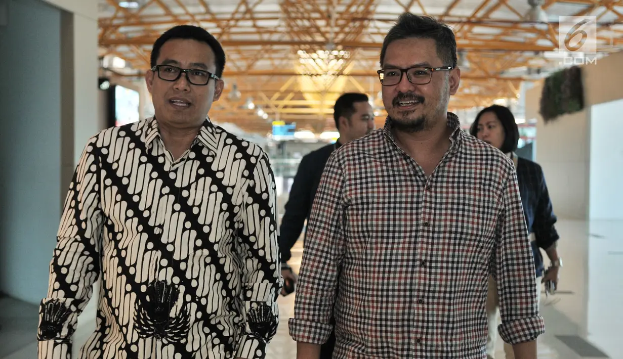 CEO KLY Steve Christian berbincang dengan Dirut PT Railink Heru Kuswanto di Stasiun BNI City, Jakarta, Rabu (31/10). Steve Christian mendapatkan kartu Perfeq Rider dari PT Railink sebagai pengguna rutin kereta bandara. (Merdeka.com/Iqbal S. Nugroho)