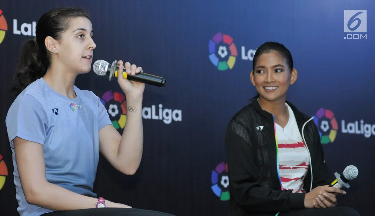 Pebulu tangkis Spanyol peringkat ke 4 dunia tunggal wanita, Carolina Marin dan mantan atlet bulu tangkis yang juga Putri Indonesia 2015 Anindya Kusuma memberikan keterangan pers LaLiga di Jakarta, Minggu (11/6). (Liputan6.com/Yoppy Renato)