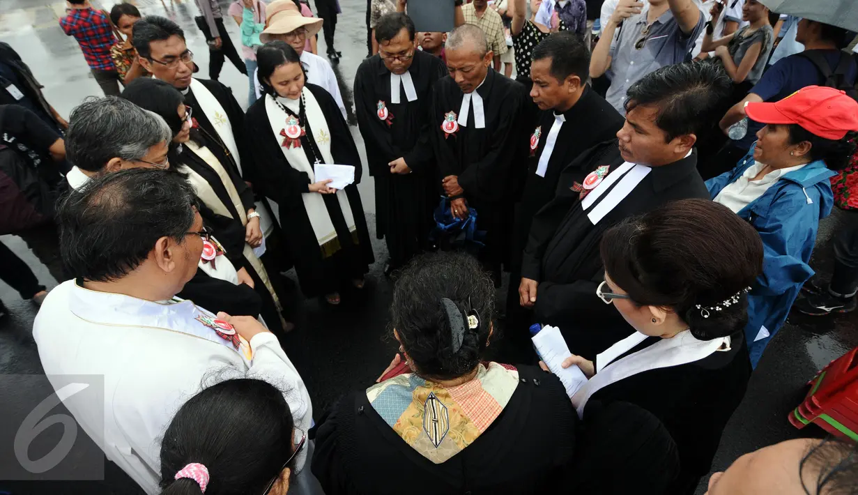 Para Pendeta dan Pastor berdoa usai memimpin misa perayaan Natal 2016 bagi jemaat GKI Yasmin Bogor dan HKBP Filadelfia Bekasi di kawasan Silang Barat Laut Monas, Jakarta, Minggu (25/12). (Liputan6.com/Helmi Fithriansyah)