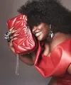 Di awal kehadirannya, Seal Bag menggemakan bentuk mawar tudor. Tas dari ini merangkum inti dari warisan Alexander McQueen. [Foto: Document/Alexander McQueen]