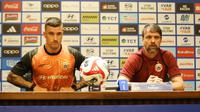 Fabio Calonego dan Mauricio Souza mengikuti sesi konferensi pers jelang laga pekan ke-30 BRI Super League 2025/2026 melawan Persis Solo di Stadion Utama Gelora Bung Karno, Jakarta, Minggu (26/4/2026). (Bola.com/Abdul Aziz)