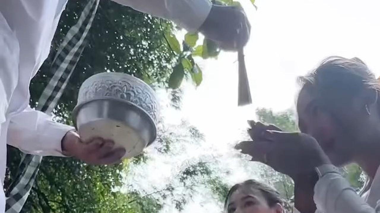 6 Potret Marion Jola Jalani Ritual Melukat di Bali, Khusyuk dan Anggun Kenakan Pakaian Adat