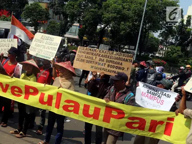 Warga Pulau Pari membentangkan spanduk saat melakukan aksi unjuk rasa di depan Pengadilan Negeri Jakarta Utara, Selasa (8/5). Dalam aksinya mereka menuntut dihentikannya Kriminalisasi terhadap nelayan. (Liputan6.com/Johan Tallo)