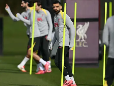 Pemain depan Liverpool Mohamed Salah (tengah) saat sesi latihan di tempat latihan tim Liverpool, barat laut Inggris, pada 4 Maret 2025. (Paul ELLIS/AFP)