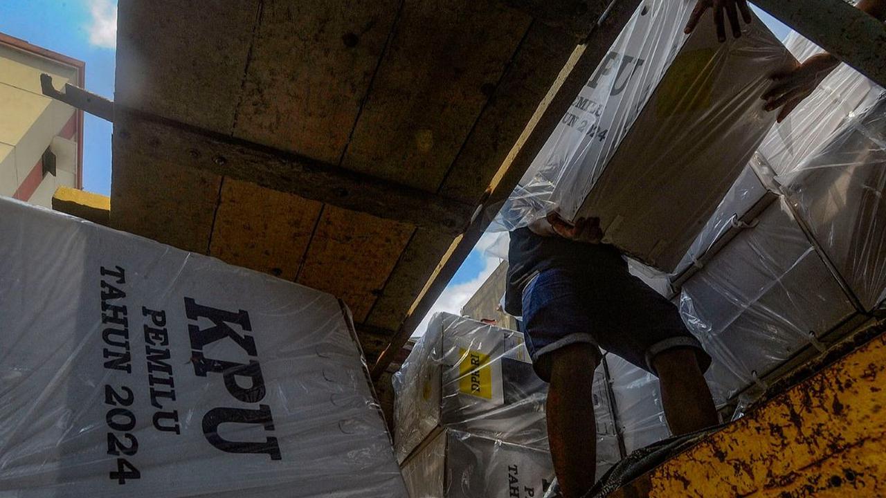 Pekerja menaikkan logistik Pemilu 2024 ke atas truk di gudang logistik Pemilu 2024 Kota Tangerang Selatan, Serpong, Kota Tangerang Selatan, Banten, Kamis  (1/2/2024). KPU Kota Tangerang Selatan mulai mendistribusikan logistik pemilu ke Panitia Pemilihan K