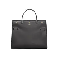 Klasik hingga rebellious, dua nuansa berbeda yang identik dengan Inggris hadir dalam koleksi Burberry.