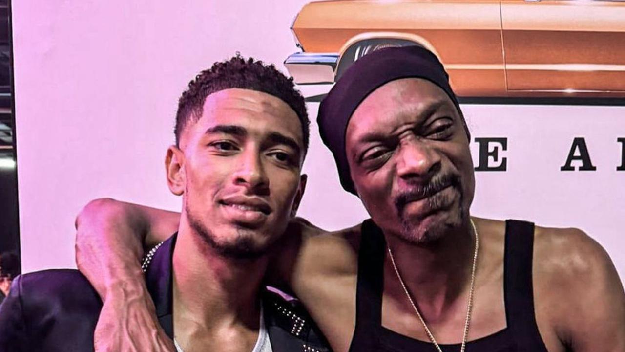 Snoop Dogg nggak mau ketinggalan! Rapper legendaris ini berpose santai bareng Jude Bellingham, yang baru aja memenangkan Ballon d'Or!