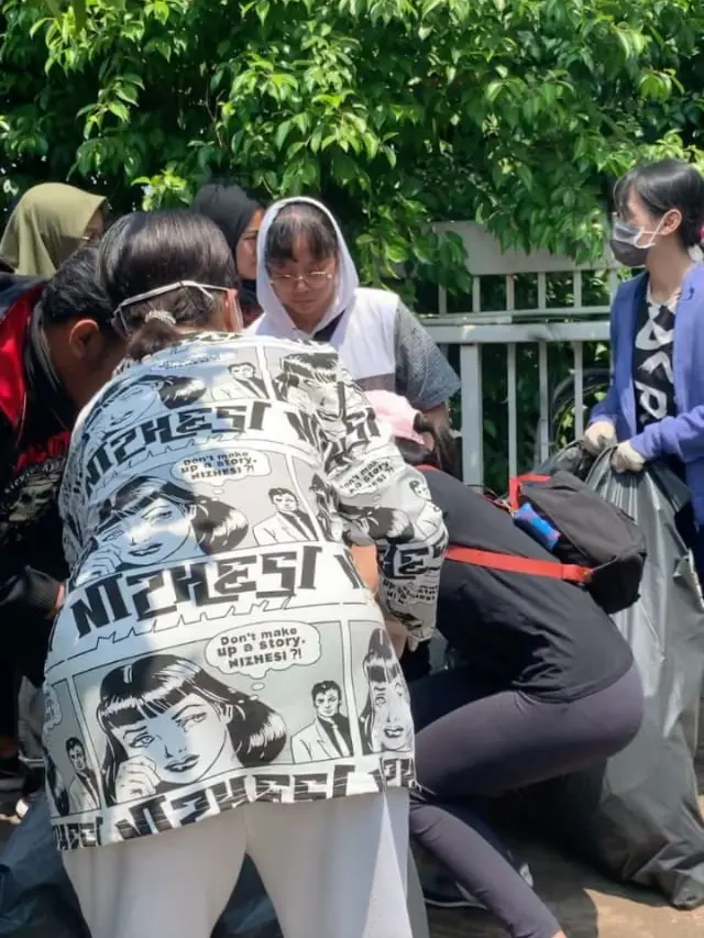 7 Momen Awkarin Bersih-Bersih Sampah di DPR Usai Demo Bareng Relawan