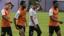 Para pemain Bali United usai menjalani latihan jelang laga Piala Presiden 2017 melawan Barito Putera di Lapangan Banteng, Bali, Kamis (16/2/2017). (Bola.com/Vitalis Yogi Trisna)