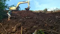 Penampakan aktivitas alat berat di tengah pengerjaan proyek pembangunan perumahan menimbun situs Sultan Matangaji di Kampung Melangse Kota Cirebon. Foto (Liputan6.com / Panji Prayitno)