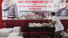 Polisi menata barang bukti saat pemusnahan barang bukti puluhan kilogram narkoba berbagai jenis di halaman Ditnarkoba Polda Metro Jaya, Jakarta, Selasa (27/6). (merdeka.com/Imam Buhori)