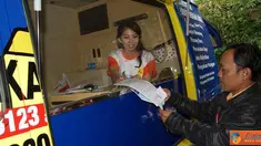 Citizen6, Depok: Pelanggan PLN Are Ciputat melakukan proses tambah daya dan migrasi listrik pada mobil pelayanan kelliling PLN. (Pengirim: Agus Trimukti)