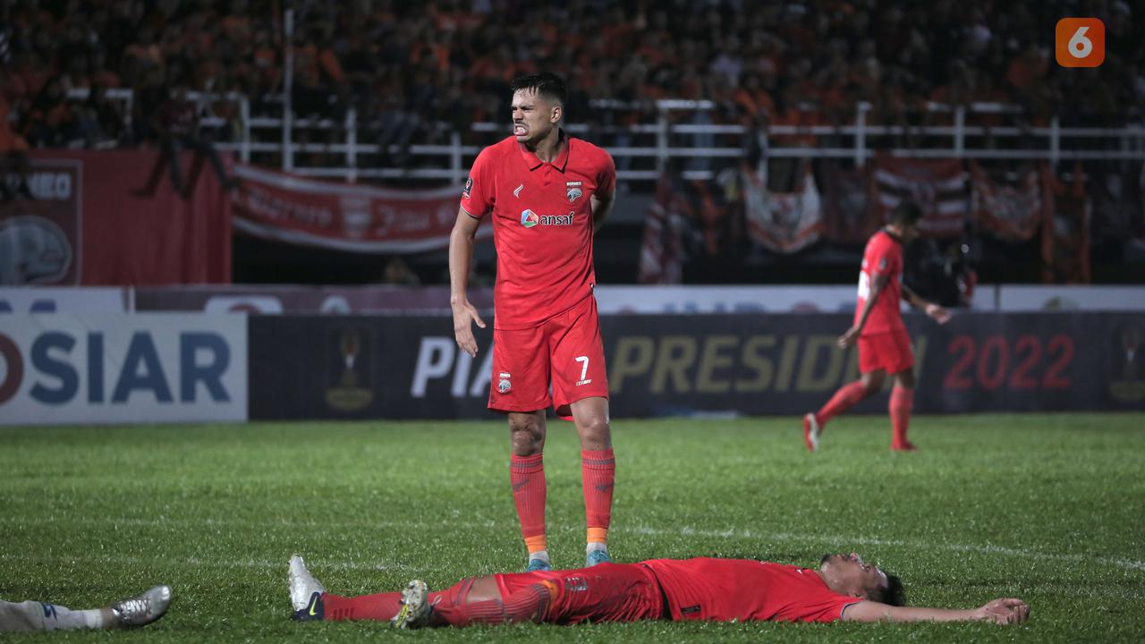 Foto: Laga Keras dan Momen Perselisihan antar Pemain saat Borneo FC Melawan Arema FC di Leg Kedua Final Piala Presiden 2022