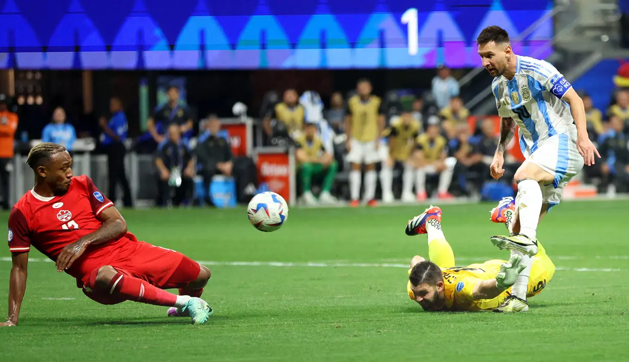 Pemain Argentina, Lionel Messi (kanan) gagal mencetak gol ke gawang Kanada pada laga Grup A Copa America 2024 di Mercedes-Benz Stadium, Atlanta, Georgia, Jumat (21/06/2024). (AFP/Todd Kirkland)