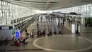 Pemandangan area check-in di Bandara Internasional Arturo Merino Benitez di Santiago setelah Chile menutup perbatasannya, Senin (5/4/2021). Kasus COVID-19 melonjak di Chile meskipun negara tersebut diketahui sebagai salah satu negara dengan proses vaksinasi tercepat di dunia. (MARTIN BERNETTI/AFP)