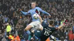 Pemain Manchester City, Erling Haaland mencetak gol kedua timnya ke gawang Burnley pada laga perempat final FA Cup 2022/2023 yang berlangsung di Etihad Stadium, Manchester, Minggu (19/03/2023) WIB. Haaland sukses mencetak hattrick untuk kemenangan 6-0 The Cityzens. (AP Photo/PA/Richard Serllers)