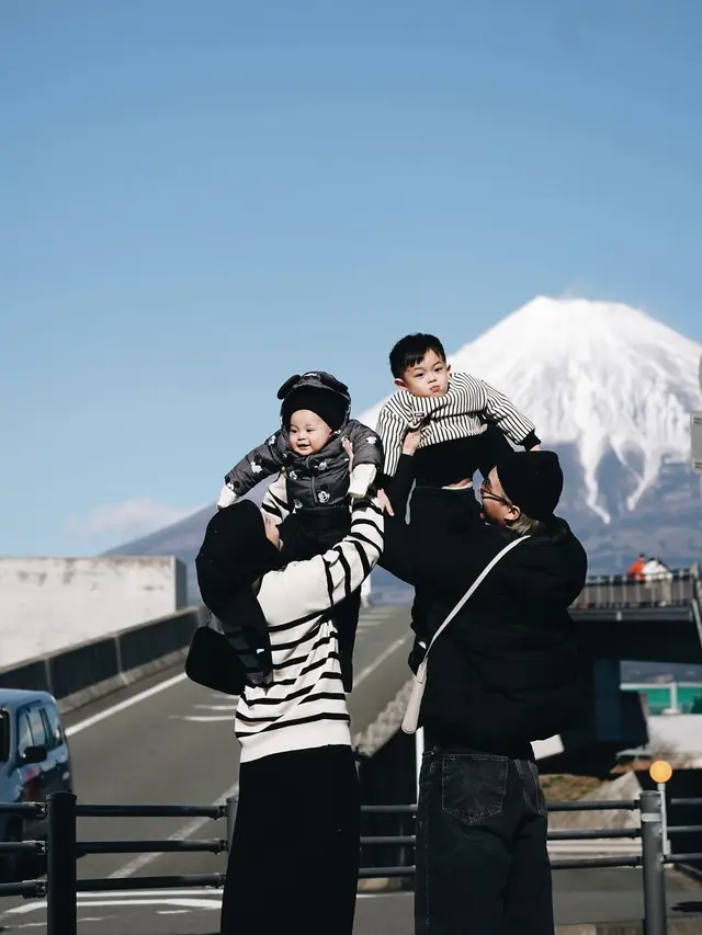 Dinda Hauw dan keluarga (Instagram/dindahw)