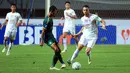 Pemain Persija Jakarta, Marko Simic (kanan) berusaha merebut bola dari pemain Persikabo 1973, Didik Wahyu pada laga pekan kedua BRI Liga 1 2023/2024 di Stadion Pakansari, Cibinong, Bogor, Minggu (9/7/2023). (Bola.com/M Iqbal Ichsan)