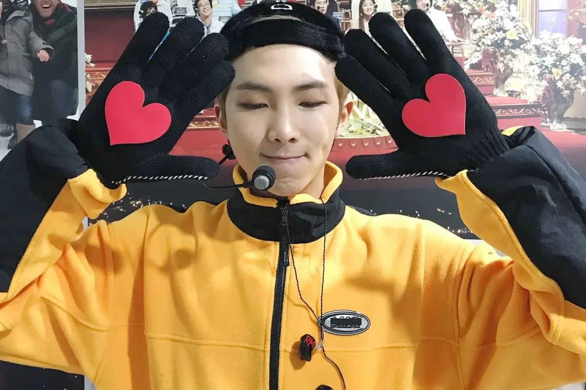 [Bintang] 5 Kisah di Balik Kolaborasi RM BTS dan Fall Out Boy