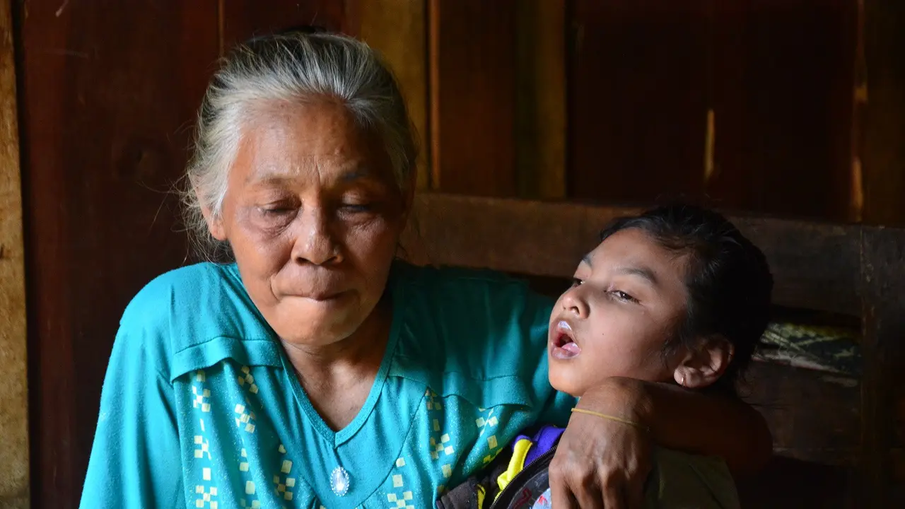 Kakek dan nenek miskin di Gunungkidul merawat cucunya yang lumpuh polio. (Foto: Liputan6.com/Hendro Ary Wibowo)