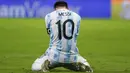 Penyerang  Argentina, Lionel Messi berlutut di akhir pertandingan final Copa America di stadion Maracana di Rio de Janeiro, Brasil, Minggu (11/7/2021).  Argentina mengalahkan Brasil 1-0. (AP Photo/Bruna Prado)