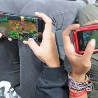 seorang pemuda lagi asik main games di gadget di Jakarta, Senin (29/01/2018). Organisasi kesehatan dunia (WHO) bakal menetapkan kecanduan bermain game sebagai salah satu gangguan mental. (Liputan6.com/Herman Zakharia)