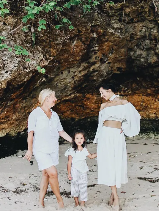 Ushci Kurniawan juga terlihat sering berlibur ke pulau Dewata untuk bertemu dengan Jennifer Bachdim dan cucunya. Uschi terlihat tengah berlibur bersama Jennifer dan Kiyomi saat berada di Bali. (Liputan6.com/IG/@jenniferbachdim)
