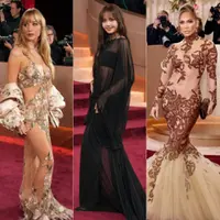 Jennifer Lawrence, Lisa Blackpink, dan Jennifer Lopez di Golden Globes 2026 dengan gaun transparan. [Copyright Associated Press/@jlo]