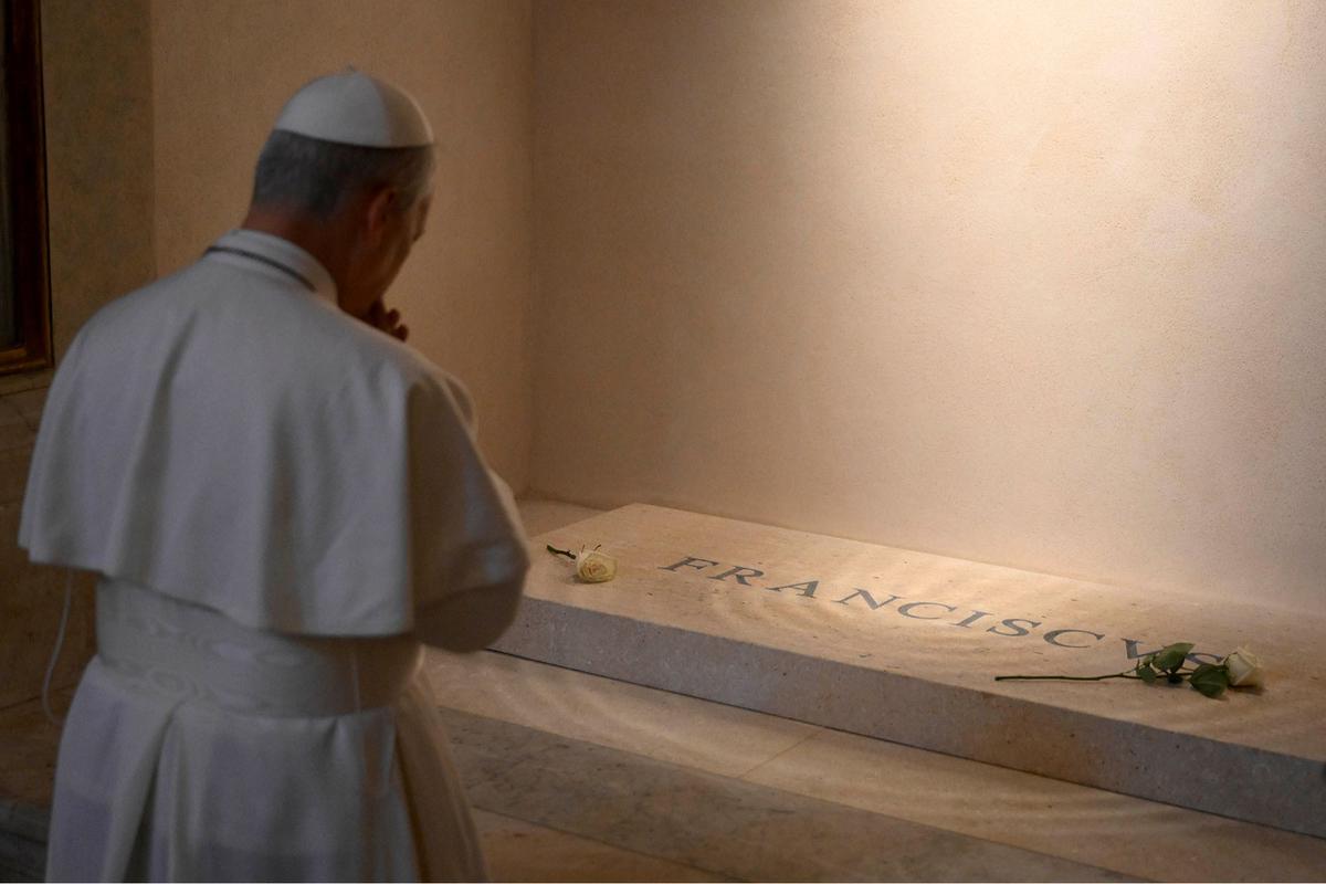 FOTO: Momen Paus Leo XIV Berdoa di depan Makam Paus Fransiskus