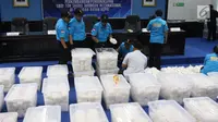 Petugas Badan Narkotika Nasional (BNN) merapikan barang bukti sabu di Gedung BNN, Jakarta, Selasa (20/2). Sabu seberat 1,037 ton tersebut disita dari jaringan narkoba internasional di Perairan Batam. (Liputan6.com/Arya Manggala)