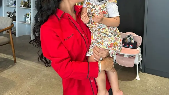 Potret Kris Dayanti saat bersama Ameena (Sumber: Instagram/@krisdayantilemos)