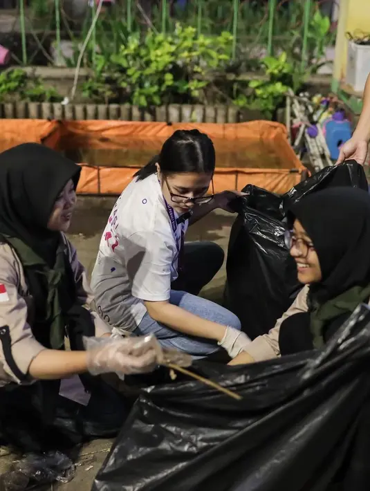 <p>Prilly bersama komunitas Generasi Peduli Bumi membersihkan sampah yang berserakan di mana-mana setelah perhelatan acara selesai Minggu (6/8/2023) malam. [Instagram/prillylatuconsina96]</p>