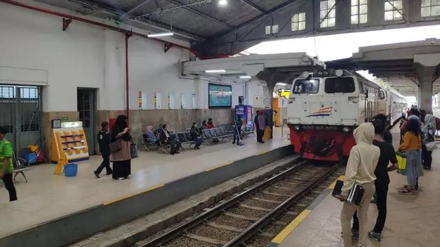 Suasana Stasiun Bandung pada masa social distancing yang diberlakukan oleh pemerintah, Bandung, Senin, 6 April 2020. (Foto: Humas PTKA Daop 2)