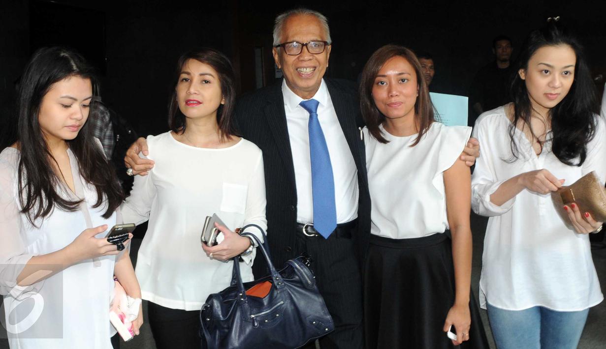 OC Kaligis ditemani putri - putrinya sebelum jalani sidang di pengadilan Tipikor, Jakarta, (17/12). Kaligis divonis hukuman 5 tahun 6 bulan penjara dan denda  Rp300 juta juta subsider 4 bulan kurungan . (Liputan6.com/Helmi Afandi)