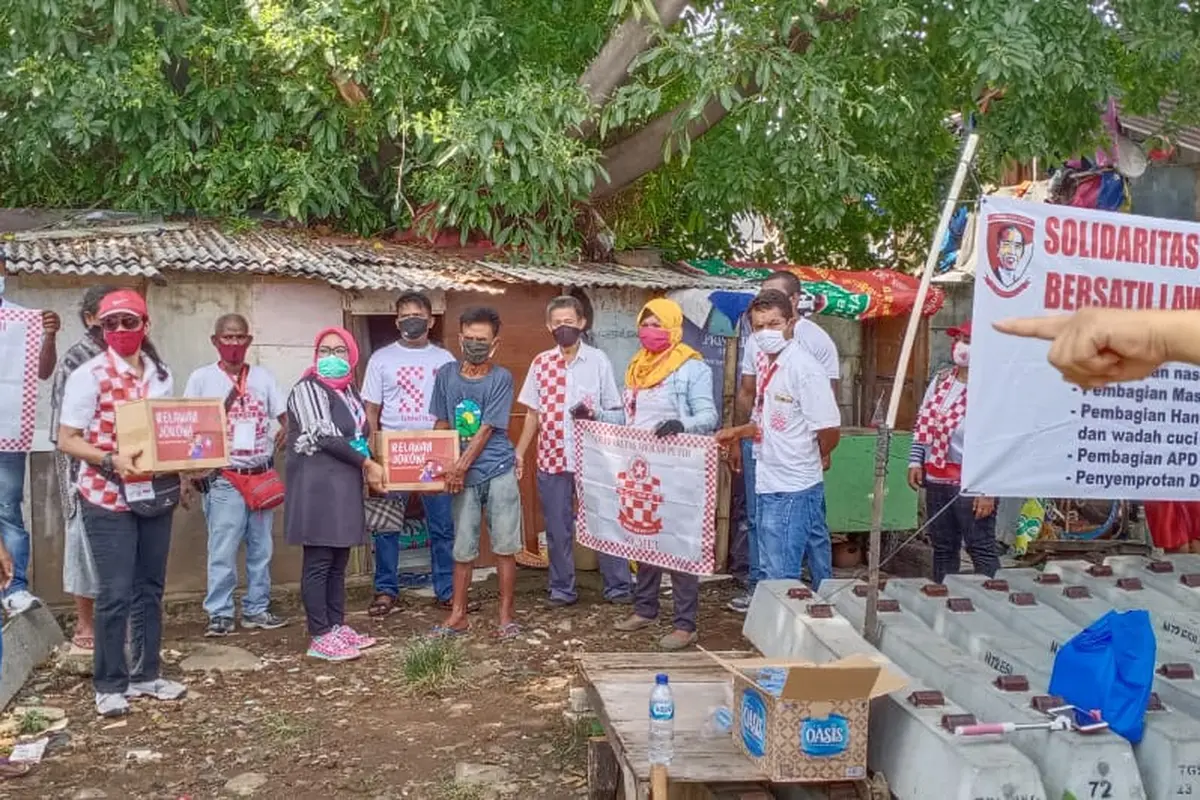 Relawan Solmet membagikan paket sembako di sejumlah titik wilayah Jakarta, Depok dan Bekasi. (Istimewa)