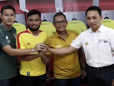 Chief Operating Officer (COO) Bhayangkara FC, Sumardji, saat memperkenalkan pemain baru, Saddil Ramdani, di Mess Bhayangkara, Jakarta, Sabtu (8/2). Saddil menjadi rekrutan terakhir Bhayangkara FC.(Bola.com/Yoppy Renato)