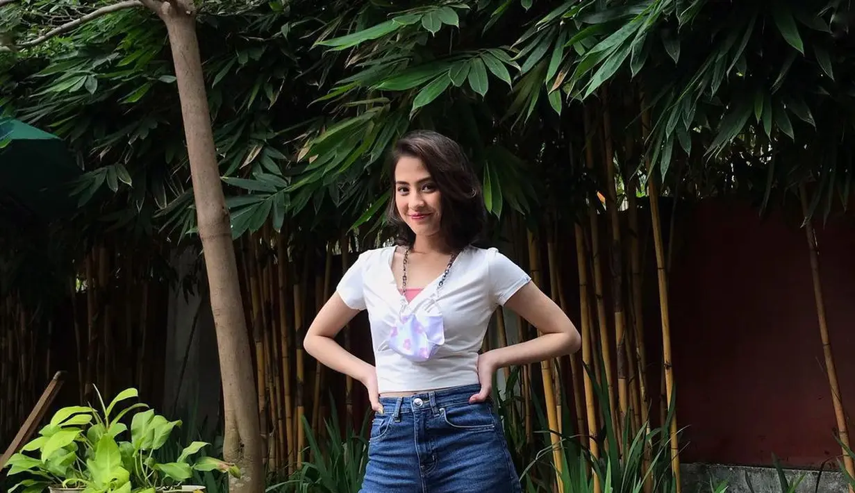 Cropped top memiliki kemampuan menambah dimensi tubuh lebih panjang yang pas dipadukan dengan celana high waisted favoritmu yang tidak terlalu longgar untuk tampilan kasual yang stylish (Foto: Instagram 
@zaraadhsty)