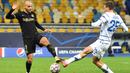 Penyerang Barcelona, Martin Braithwaite, berebut bola dengan bek Dynamo Kiev, Illia Zabarnyi, pada laga Liga Champions di Stadion NSK Olimpiyskiy, Rabu (25/11/2020) dini hari WIB. Barcelona menang 4-0 atas Dynamo Kiev. (AFP/Sergei Supinsky)