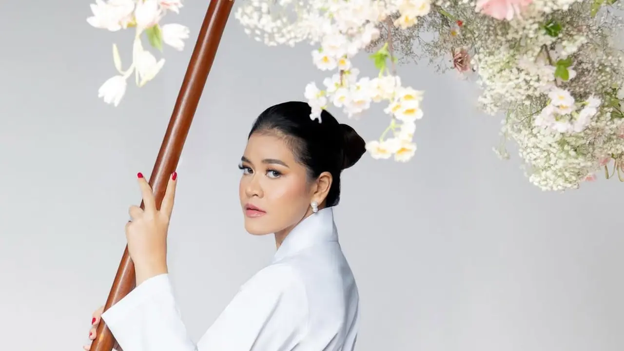 Makeup Natural Flawless Kahiyang Ayu Rayakan Ultah ke-35 Lewat Pemotretan Editorial Payung Bunga